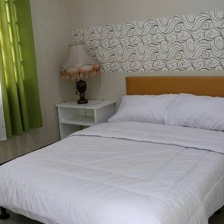 Big M Condotel Las Piñas Bagian luar foto