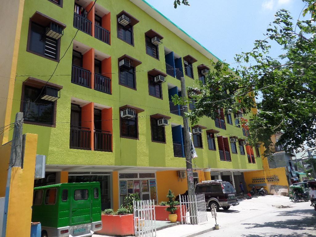 Big M Condotel Las Piñas Bagian luar foto